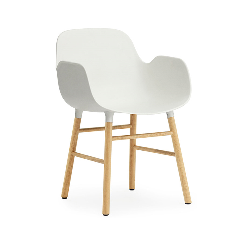 NORMANN COPENHAGEN fauteuil FORM ARMCHAIR avec piètement en chêne (Blanc - Polypropylène et chêne)