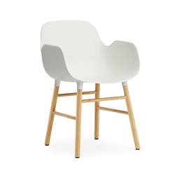 NORMANN COPENHAGEN fauteuil FORM ARMCHAIR avec piètement en chêne