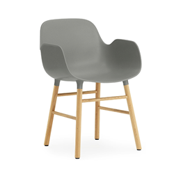 NORMANN COPENHAGEN fauteuil FORM ARMCHAIR avec piètement en chêne