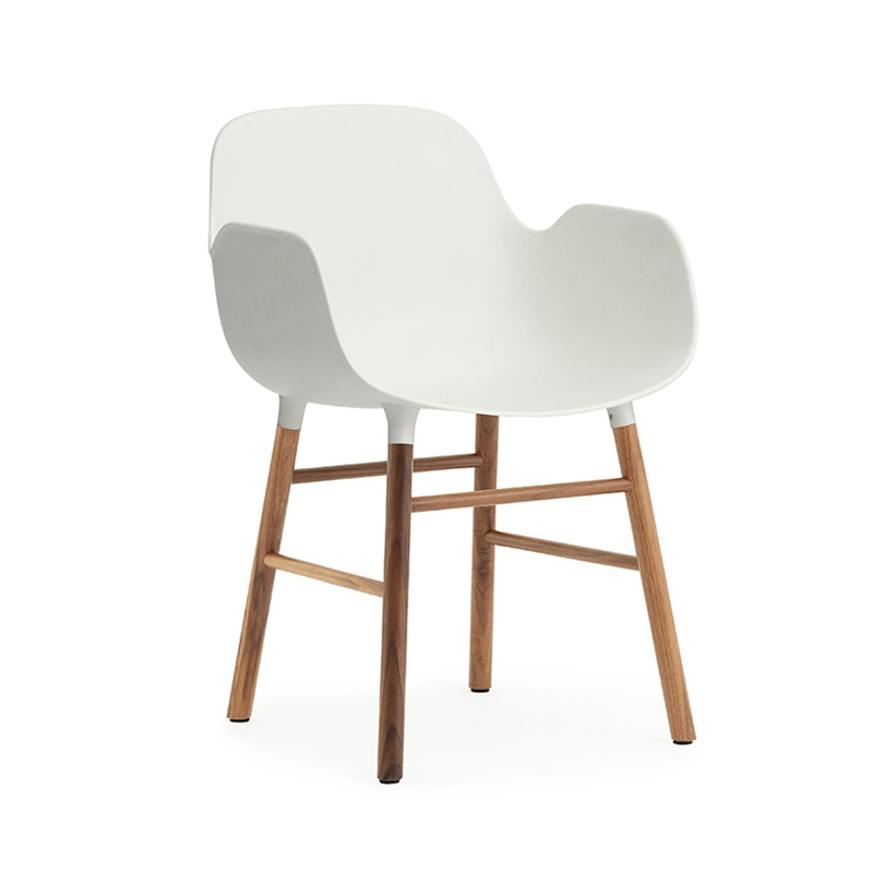 NORMANN COPENHAGEN fauteuil FORM ARMCHAIR avec piètement en noyer (Blanc - Polypropylène et noyer)