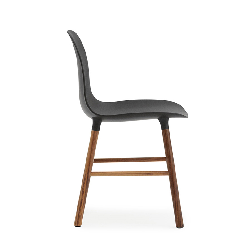 NORMANN COPENHAGEN set de 2 chaises FORM CHAIR avec piètement en noyer