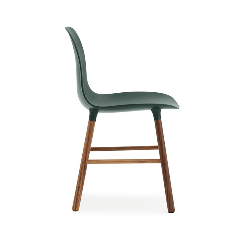 NORMANN COPENHAGEN set de 2 chaises FORM CHAIR avec piètement en noyer