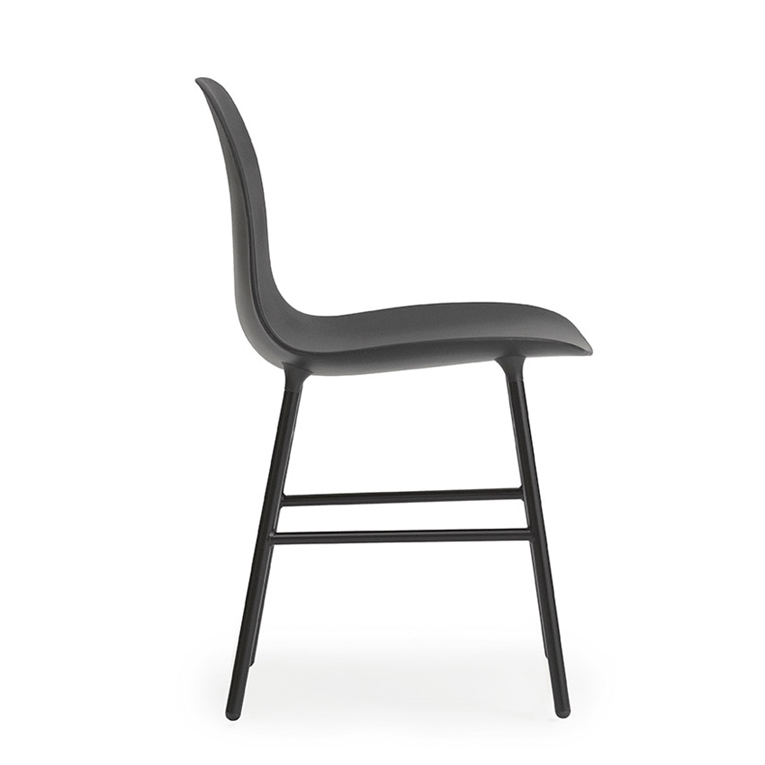 NORMANN COPENHAGEN set de 2 chaises FORM CHAIR avec piètement en acier verni