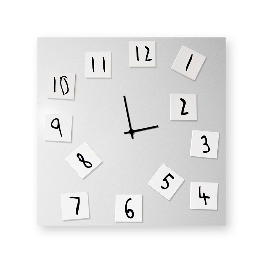 dESIGNoBJECT horloge murale CHANGING CLOCK (Gris métallisé - Tôle coupée au laser)