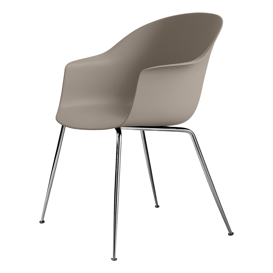 GUBI chaise avec accoudoirs BAT DINING CHAIR avec la base chrome (New beige - polypropylène et acier