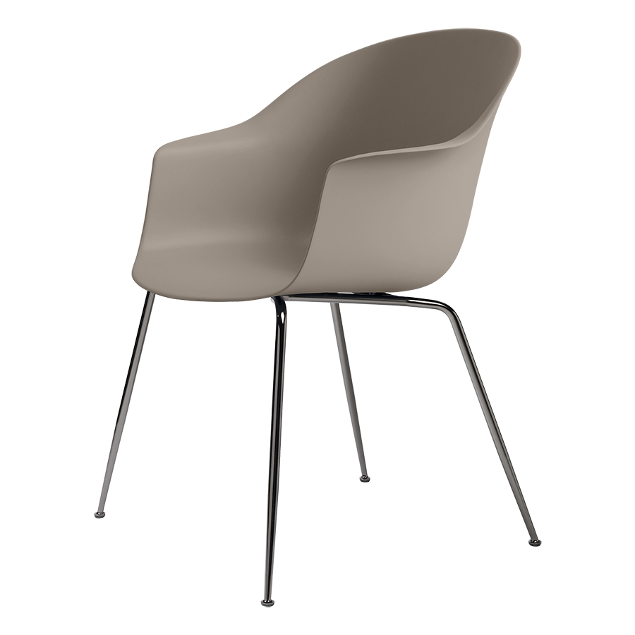 GUBI chaise avec accoudoirs BAT DINING CHAIR avec la base chrome noir (New beige - polypropylène et 
