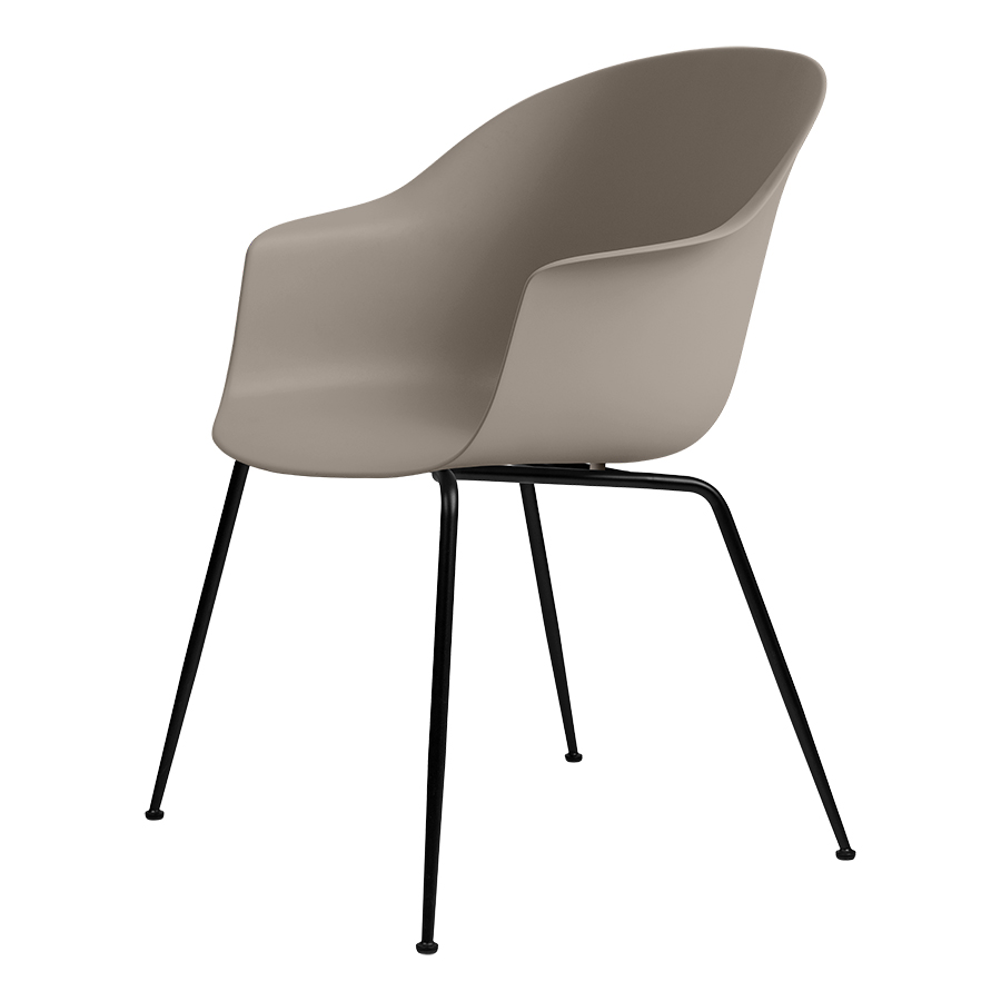 GUBI chaise avec accoudoirs BAT DINING CHAIR avec la base noir (New beige - polypropylène et acier)