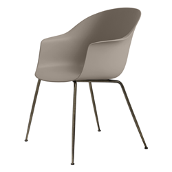 GUBI chaise avec accoudoirs BAT DINING CHAIR avec la base laiton antique