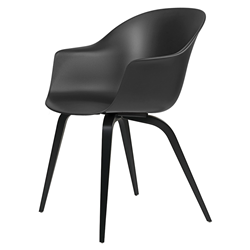 GUBI chaise avec accoudoirs BAT DINING CHAIR avec la base en hêtre noir