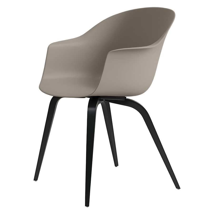 GUBI chaise avec accoudoirs BAT DINING CHAIR avec la base en hêtre noir (New beige - Polypropylène e