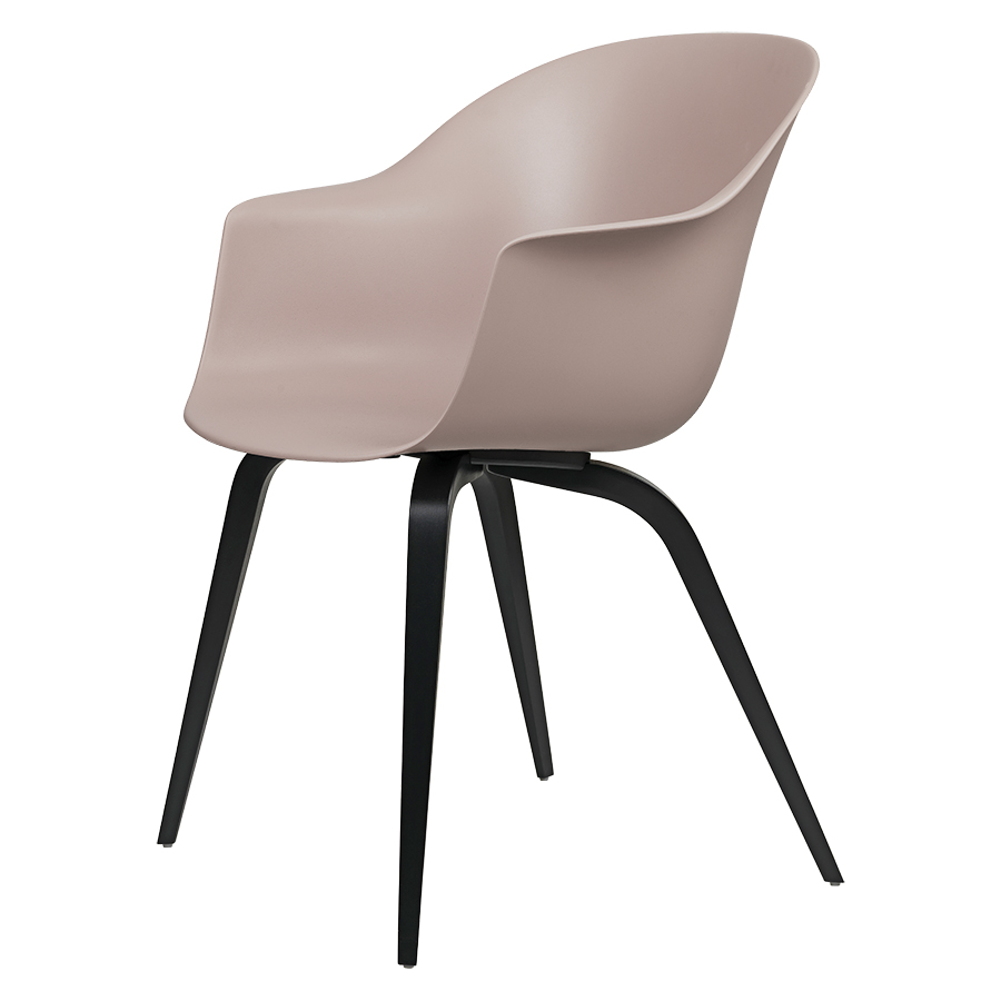 GUBI chaise avec accoudoirs BAT DINING CHAIR avec la base en hêtre noir (Sweet pink - Polypropylène 