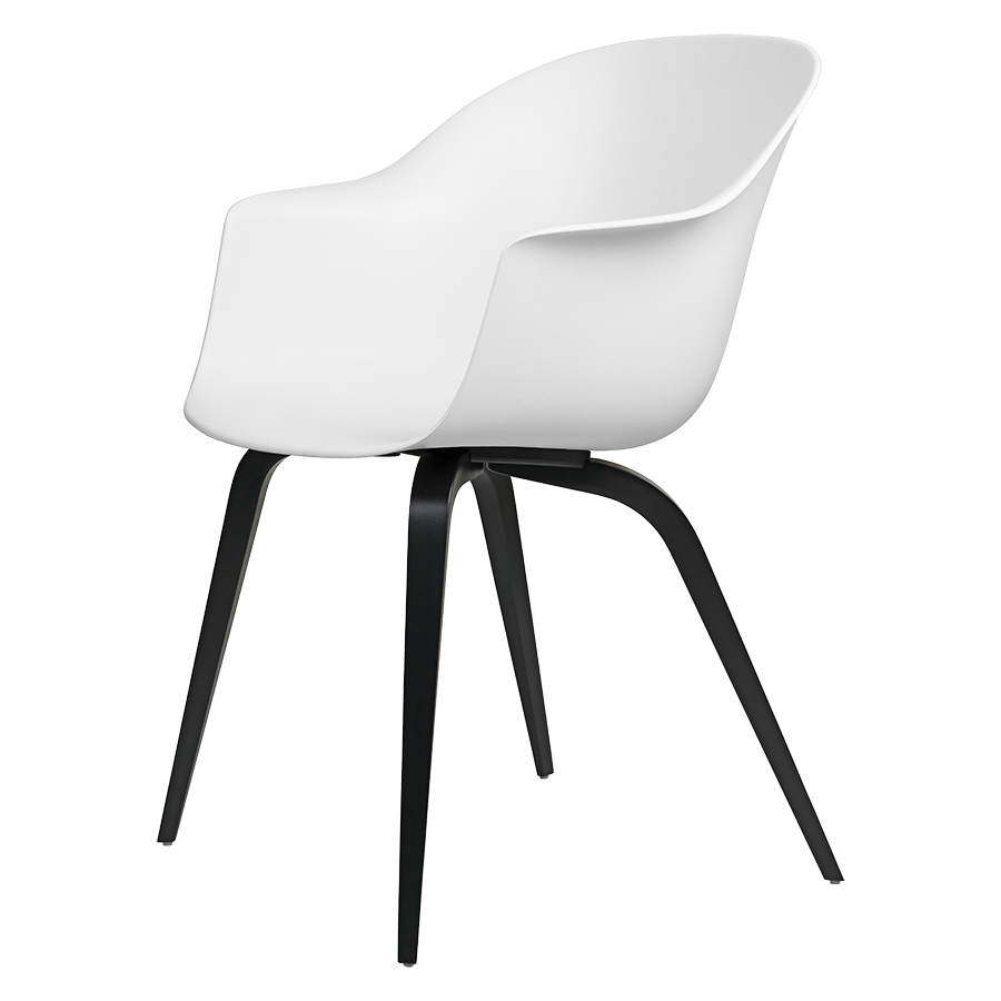 GUBI chaise avec accoudoirs BAT DINING CHAIR avec la base en hêtre noir (Alabaster white - Polypropy