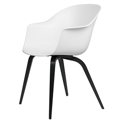 GUBI chaise avec accoudoirs BAT DINING CHAIR avec la base en hêtre noir