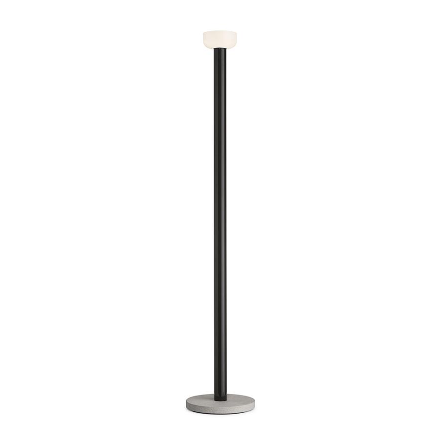 FLOS lampadaire BELLHOP (Cioko / Blanc - Aluminium, verre et béton)