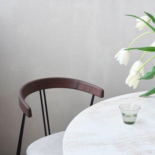 GUBI chaise avec accoudoirs et coussin VIOLIN