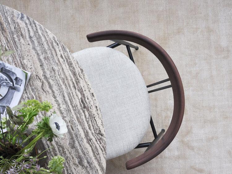 GUBI chaise avec accoudoirs et coussin VIOLIN