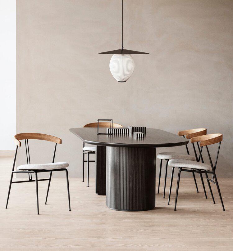 GUBI chaise avec accoudoirs et coussin VIOLIN