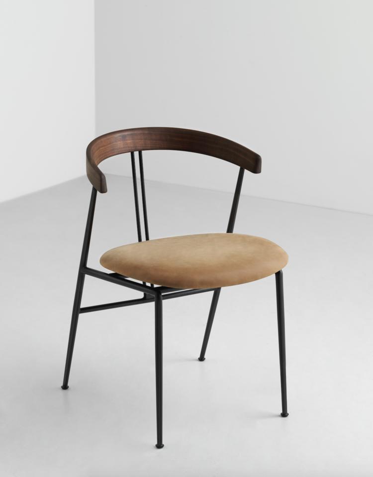 GUBI chaise avec accoudoirs et coussin VIOLIN