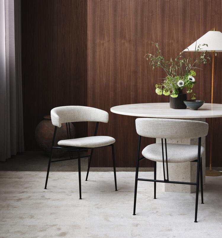 GUBI chaise avec accoudoirs et rembourrage total VIOLIN