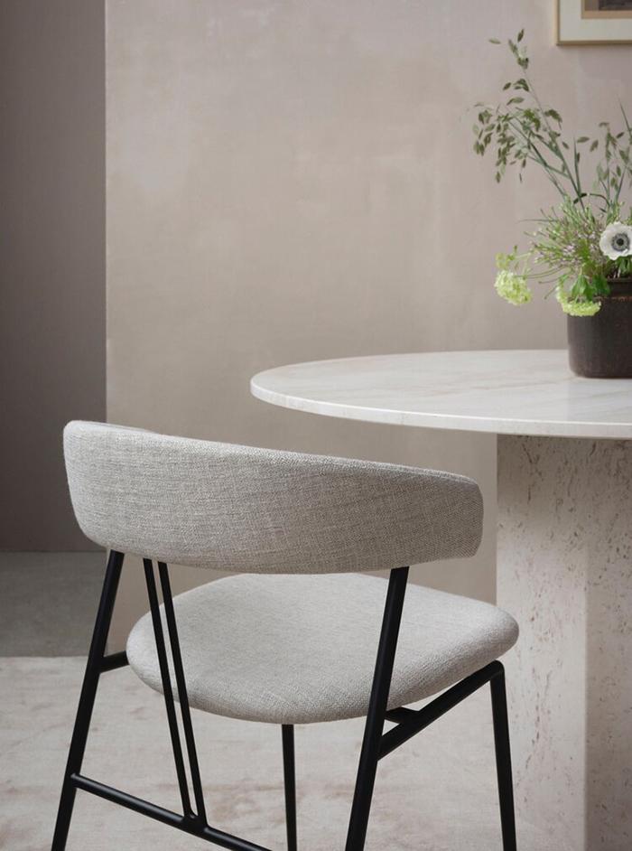 GUBI chaise avec accoudoirs et rembourrage total VIOLIN