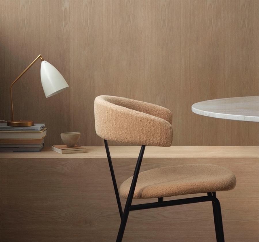 GUBI chaise avec accoudoirs et rembourrage total VIOLIN