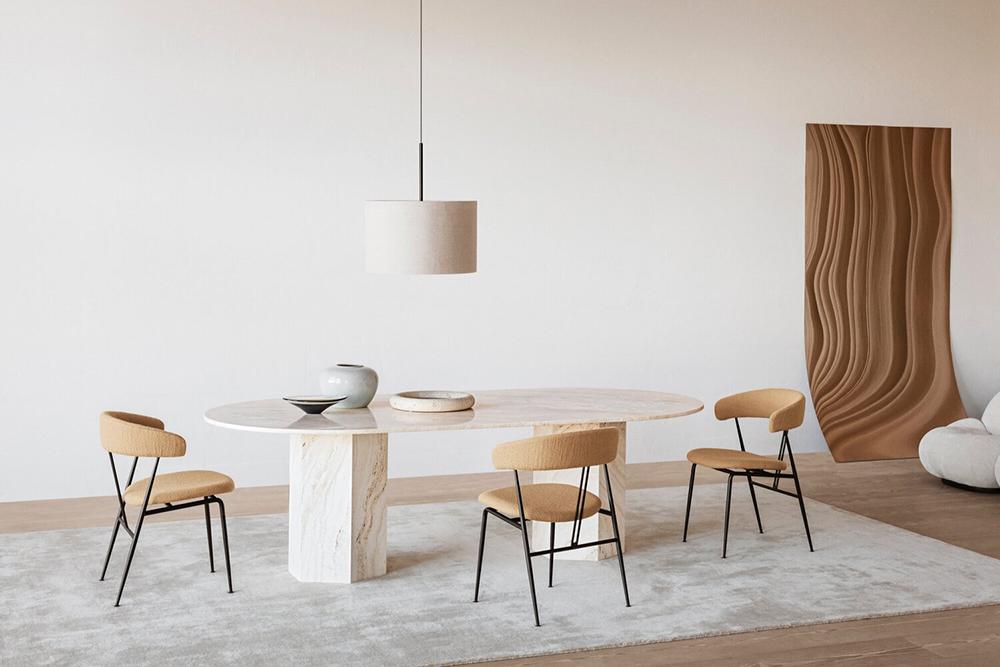 GUBI chaise avec accoudoirs et rembourrage total VIOLIN