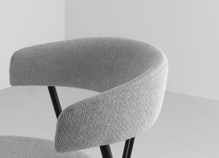 GUBI chaise avec accoudoirs et rembourrage total VIOLIN