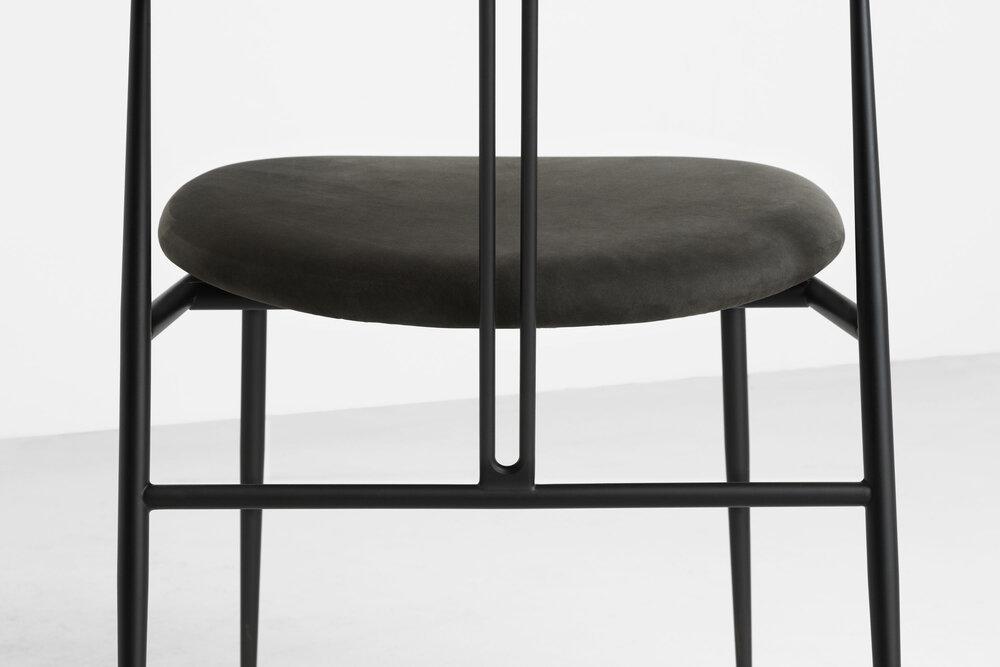 GUBI chaise avec accoudoirs et rembourrage total VIOLIN