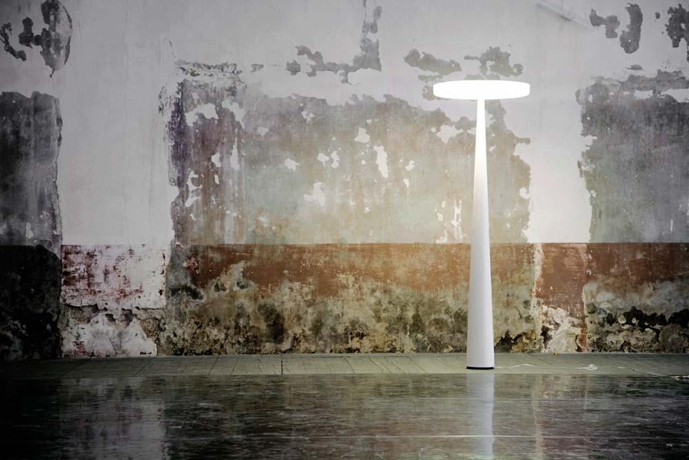 PRANDINA outdoor floor lamp EQUILIBRE LED F33 OUTDOOR
