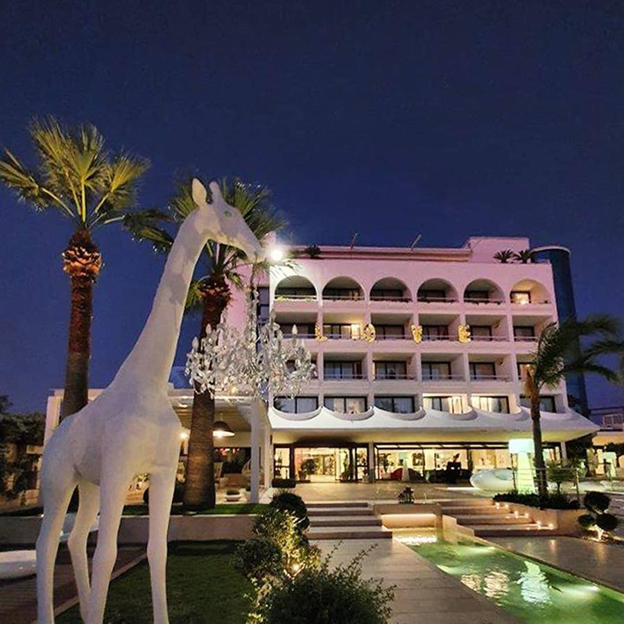 QEEBOO outdoor floor lamp GIRAFFE IN LOVE M OUTDOOR