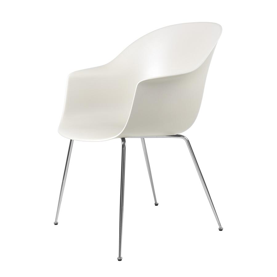 GUBI chaise avec accoudoirs BAT DINING CHAIR avec la base chrome (Alabaster white - polypropylène et