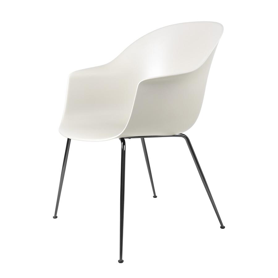 GUBI chaise avec accoudoirs BAT DINING CHAIR avec la base chrome noir (Alabaster white - polypropylè