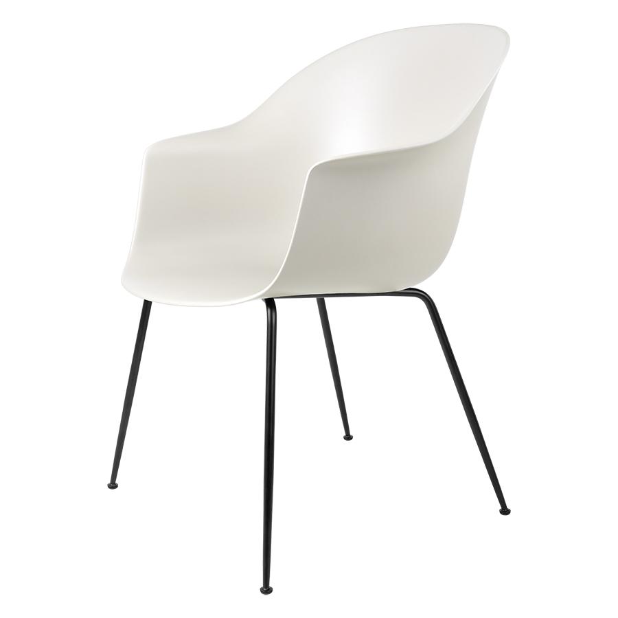 GUBI chaise avec accoudoirs BAT DINING CHAIR avec la base noir (Alabaster white - polypropylène et a