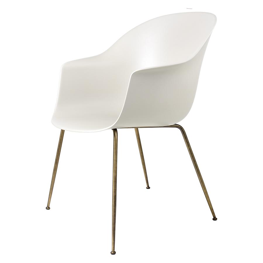 GUBI chaise avec accoudoirs BAT DINING CHAIR avec la base laiton antique (Alabaster white - polyprop