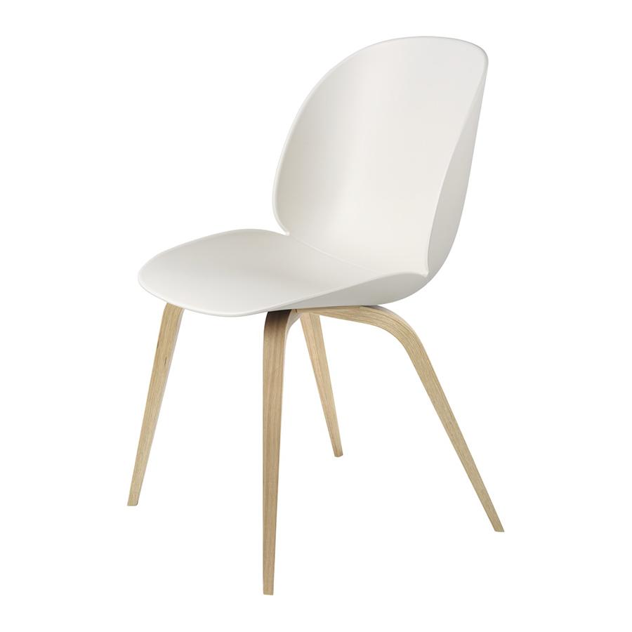 GUBI chaise BEETLE DINING CHAIR base en chêne (Alabaster white - Polypropylène et bois)