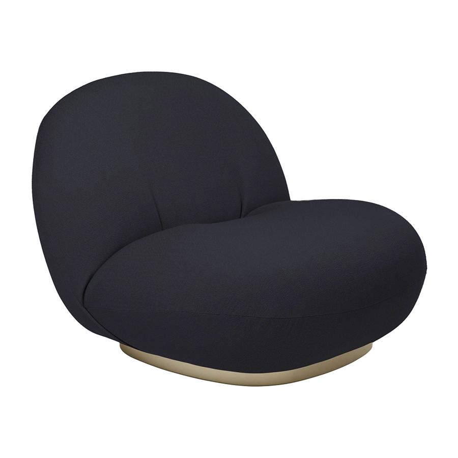 GUBI fauteuil PACHA LOUNGE CHAIR (Cat. C Kvadrat Vidar 554 - tissu et bois finition Pearl Gold)