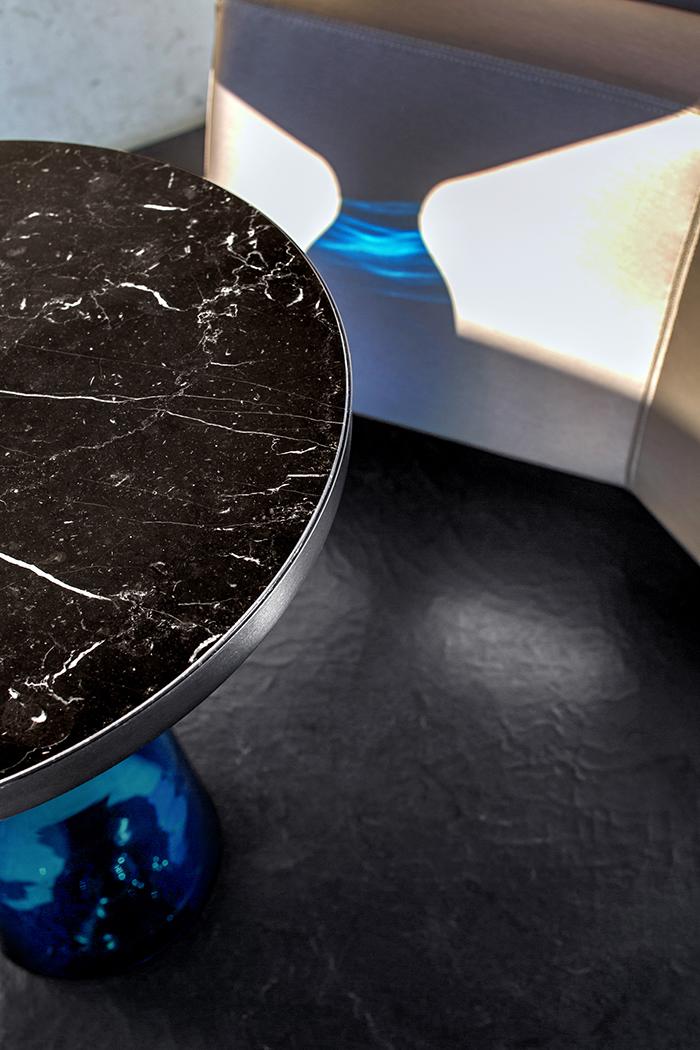 CLASSICON table BELL SIDE TABLE avec la structure en acier noir