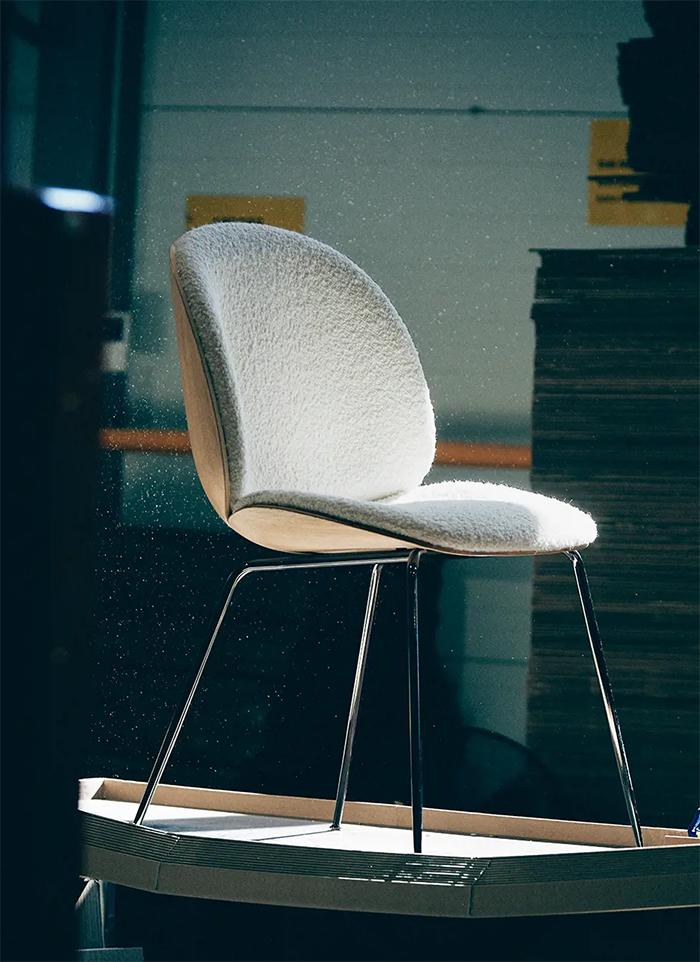 GUBI chaise rembourrée BEETLE 3D VENEER