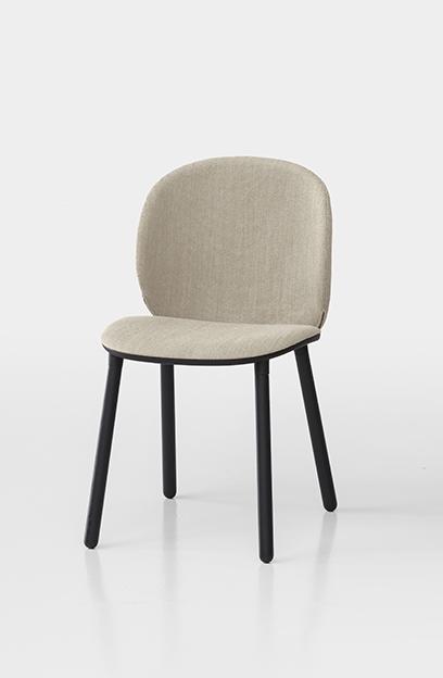 KRISTALIA chaise avec dossier petit et piètement en bois DUA