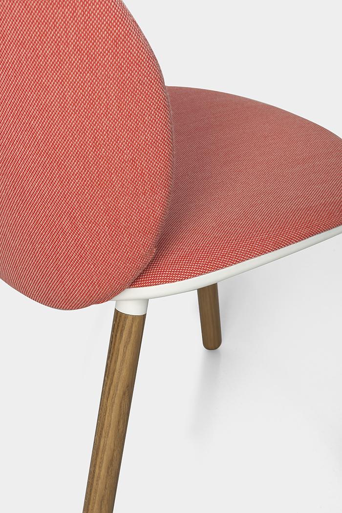 KRISTALIA chaise avec dossier petit et piètement en bois DUA