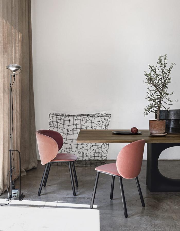 KRISTALIA chaise avec dossier grand et piètement en bois DUA