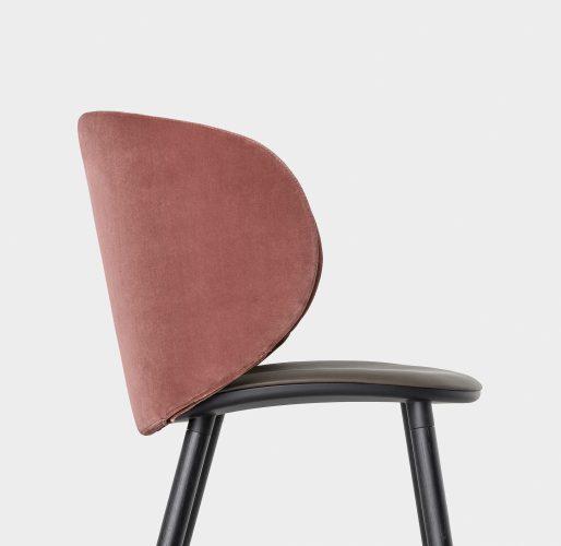 KRISTALIA chaise avec dossier grand et piètement en bois DUA