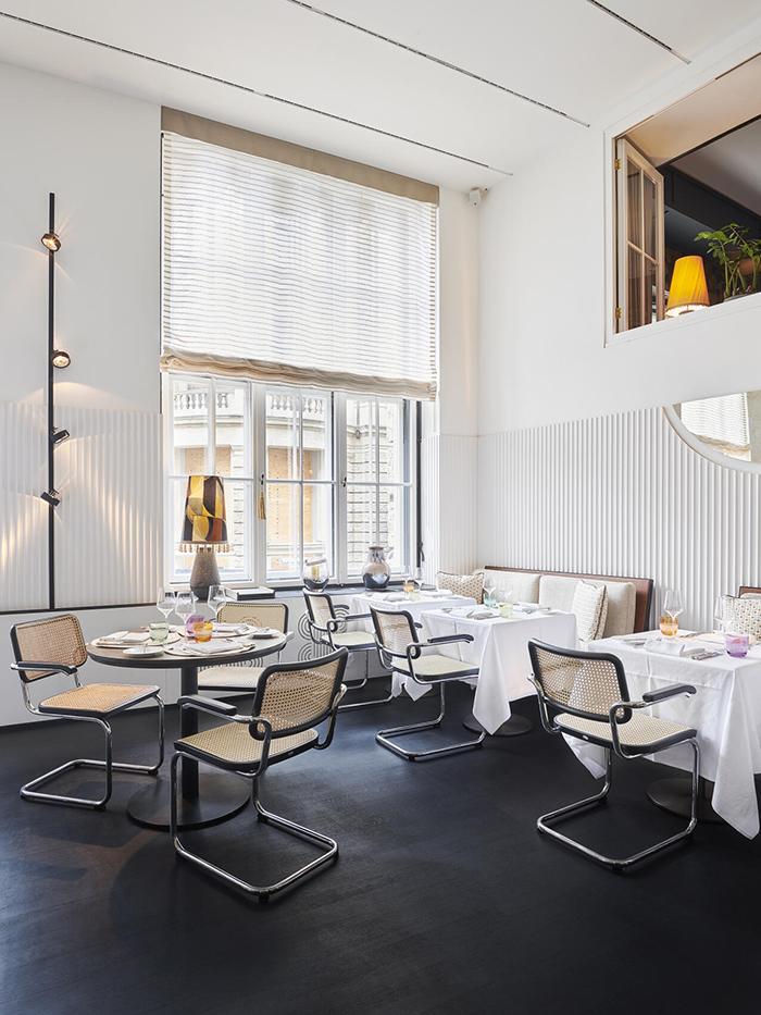 THONET cantilever chair with arms S 64 V