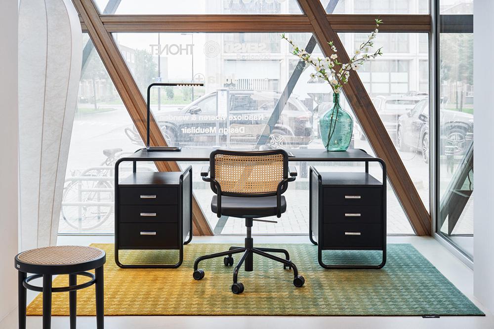 THONET chaise sur roulettes S 64 SPVDR avec accoudoirs, assise et dossier rembourrés en rotin indien tressé