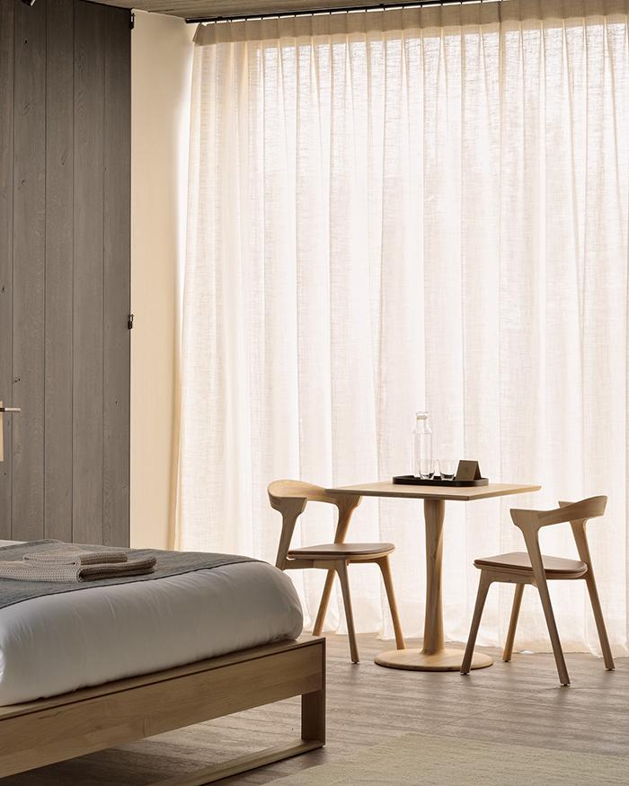 ETHNICRAFT set de 4 chaises avec accoudoirs et coussin BOK