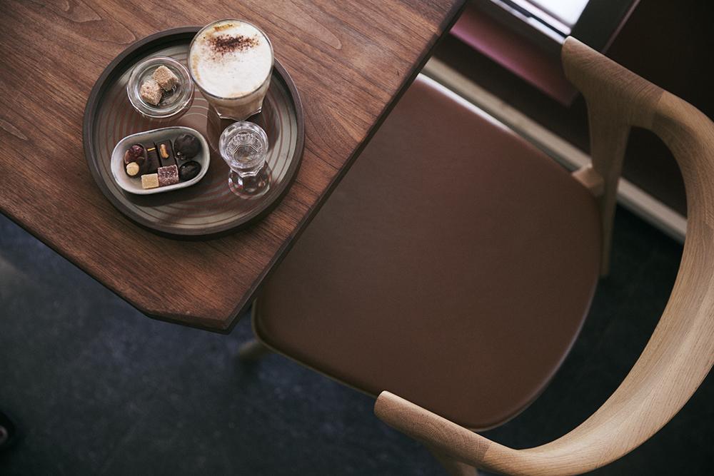 ETHNICRAFT set de 4 chaises avec accoudoirs et coussin BOK