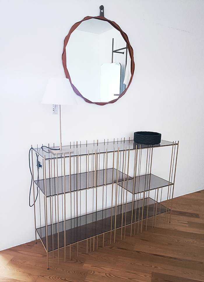 MOGG console METRICA avec structure dorée et verre bronze