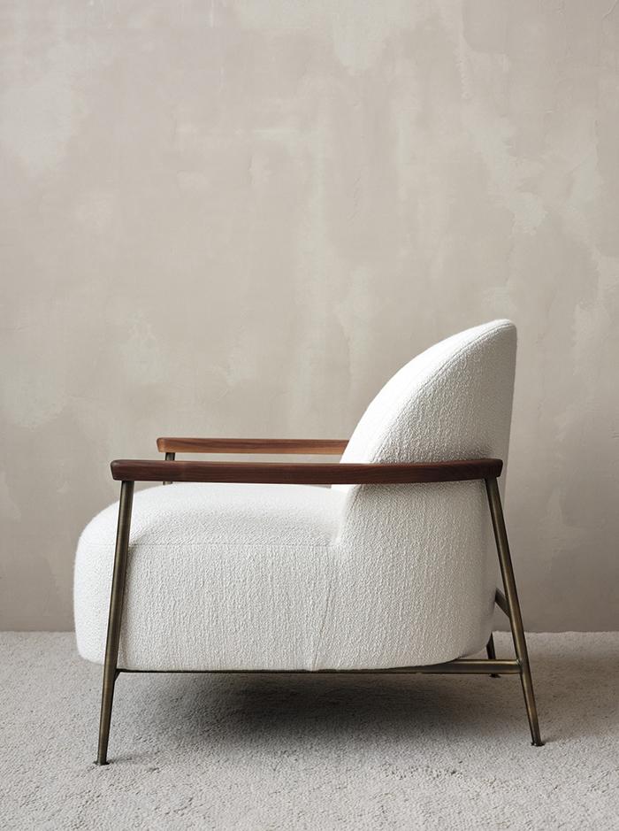 GUBI fauteuil avec accoudoirs SEJOUR LOUNGE CHAIR