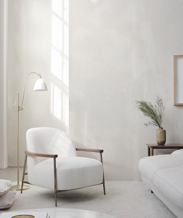 GUBI fauteuil avec accoudoirs SEJOUR LOUNGE CHAIR