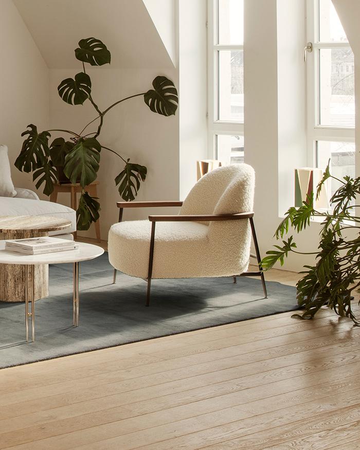 GUBI fauteuil avec accoudoirs SEJOUR LOUNGE CHAIR